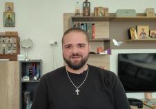 Amerikanac Bejzil tokom intervjua o životu u Srbiji (4).png