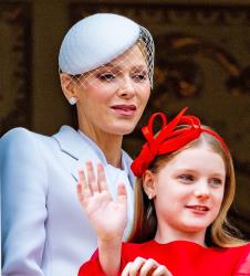 Princ Albert, princeza Šarlin i blizanci Žak i Gabrijela na balkonu Kneževske palate tokom Nacionalnog dana Monaka