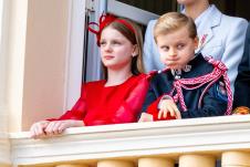 Princ Albert, princeza Šarlin i blizanci Žak i Gabrijela na balkonu Kneževske palate tokom Nacionalnog dana Monaka