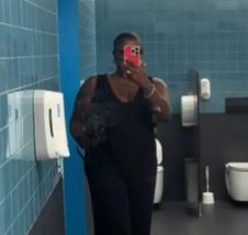 Devojka pravi selfi u wc na aerodromu u Lisabonu.jpg