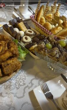 PROZIVALI JE JER JE 30 GODINA MLAĐA OD MUŽA, A SAD POKAZALA KAKVA JE DOMAĆICA I MAJKA Ovako se slavi slava kod Zorane i Steve Simeunovića: Nema čega nema! FOTO