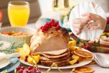 praznična trpeza sa pečenim mesom na tanjiru/bol u zglobovima giht