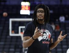 Čima Moneke u majici sa likom Marka Ivkovića