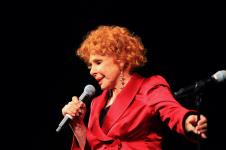 Ornela Vanoni u crvenom sakou sa mikrofonom