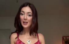 Smeđokosa devojka u crvenoj haljini na bretele.jpg