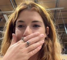 Šokirana devojka drži ruku na ustima.jpg