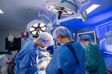 doktori izvode operaciju u operacionalnoj sali