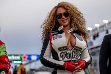 Bijonse u Luj Viton trkačkom odelu sa dekolteom