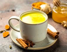 Naptak od meda, kurkume, đumbira i cimeta serviran u keramičkoj šolji