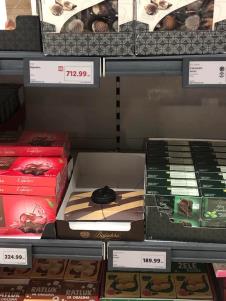 velike crne zujalice na bajaderi