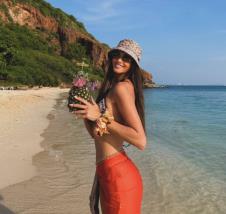 Laura Gnjatović i dalje na Tajlandu.jpg