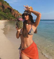 Laura Gnjatović sa ananasom na Tajlandu.jpg