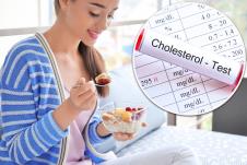 devojka jede ovsenu kašu za doručak/holesterol test