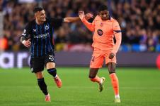 Aleksandar Stanković u duelu sa Markusom Rašfordom na meču između Briža i Barselone u Ligi šampiona