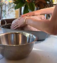 Megan Markl  sprema ćurku za Dan zahvalnosti