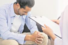 Lekar saopštava dijagnozu muškarcu