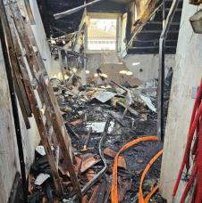 IZGORELO POTKROVLJE ZGRADE, OD STANOVA OSTAO SAMO GAREŽ I LOM! Vatrogasci pronašli dva tela nakon buktinje u Rijeci: Uznemirujući prizori sa lica mesta! (FOTO)