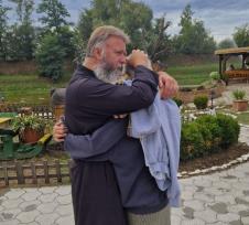 otac Predrag Popović grli ćerku