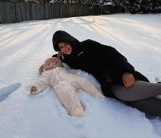 Azra Husarkić sa naslednicom Lenom Esmom dočekala prvi sneg