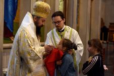 Dete u crkvi na pričestu