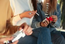 mlade devojke sede i dele cigarete