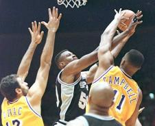 Vlade Divac i Elden Kembel u duelu protiv Dejvida Robinsona