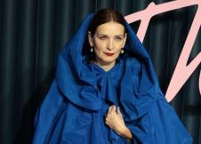 Roksanda Ilinčić u plavoj pelerini sa kapuljačom na crvenom tepihu British Fashion Awards u Londonu.