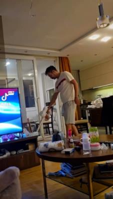 Milan Vasić usisava.jpg