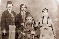 Hrista Jovanović sedi u sredini