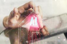 šaka povezana sa AI čipom, koncept veštačka inteligencija u službi medicine