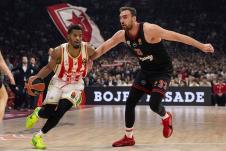 Džered Batler u duelu protiv Nikole Milutinova iz Olimpijakosa