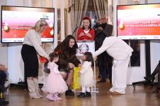 Sanja Vucic dodeljuje poklone deci iz Prihvatilišta.jpg