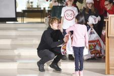 Luka Grbic dodeljuje poklon detetu iz Prihvatilišta.jpg