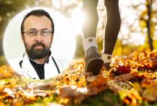 dr Svetislav Mališić/noge osobe koja hoda parkom u jesen po opalom lišću