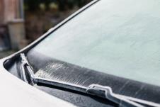 Zaleđen automobil i šoferšajbna na niskim temperaturama