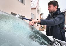 Ručno uklanjanje leda strugačem sa automobila