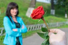 muškarac se izvinjava sa cvećem