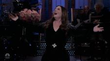 Melisa Mekarti gostuje u Saturday Night Live 2025. godine