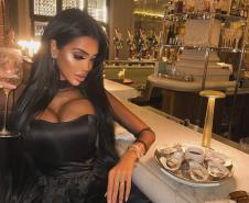 Kloi Kan pozira u luksuznom hotelu u Londonu.jpg