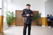 Ljuba Obradović čita pesnu u Žabaru.jpg