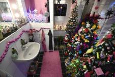 Kupatilo preplavljeno božićnim ukrasima i svetlima