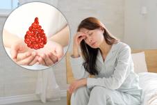 Zena sedi na krevetu i na licu joj se vide znakovi umora i iscrpljenosti