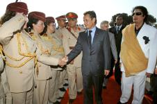 Državnici pozdravljaju Amazonke Moamera Gadafija