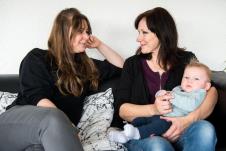 Svekrva drži dete dok priča sa snajkom