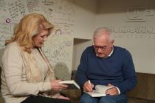 Vanja Bulić potpisuje knjigu Suzani Mančić