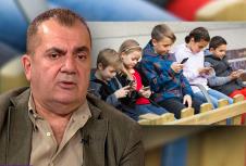 zoran pašalić i deca koja gledaju u telefone