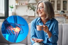 žena pije kafu/bol u zglobovima osteoporoza