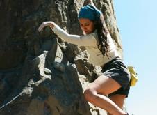 Nika Fehmiju se vere po stenama.jpg