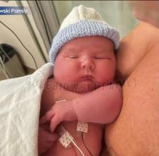 Dečak Grejson po rođenju težio 7kg.jpg