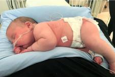 Dečak Grejson po rođenju težio 7kg.jpg